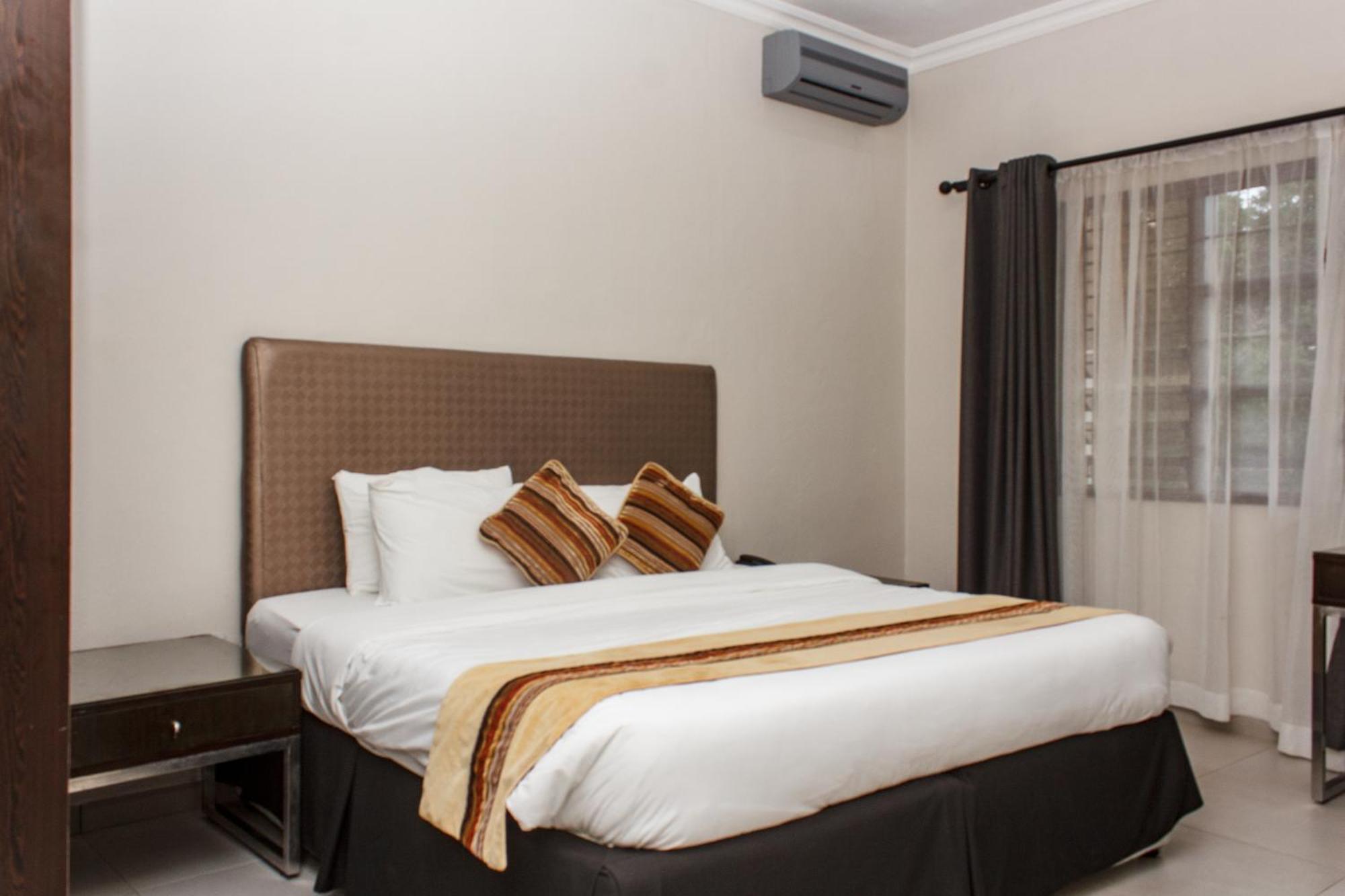 Cedar Place Limited แบลนไทร์ ภายนอก รูปภาพ