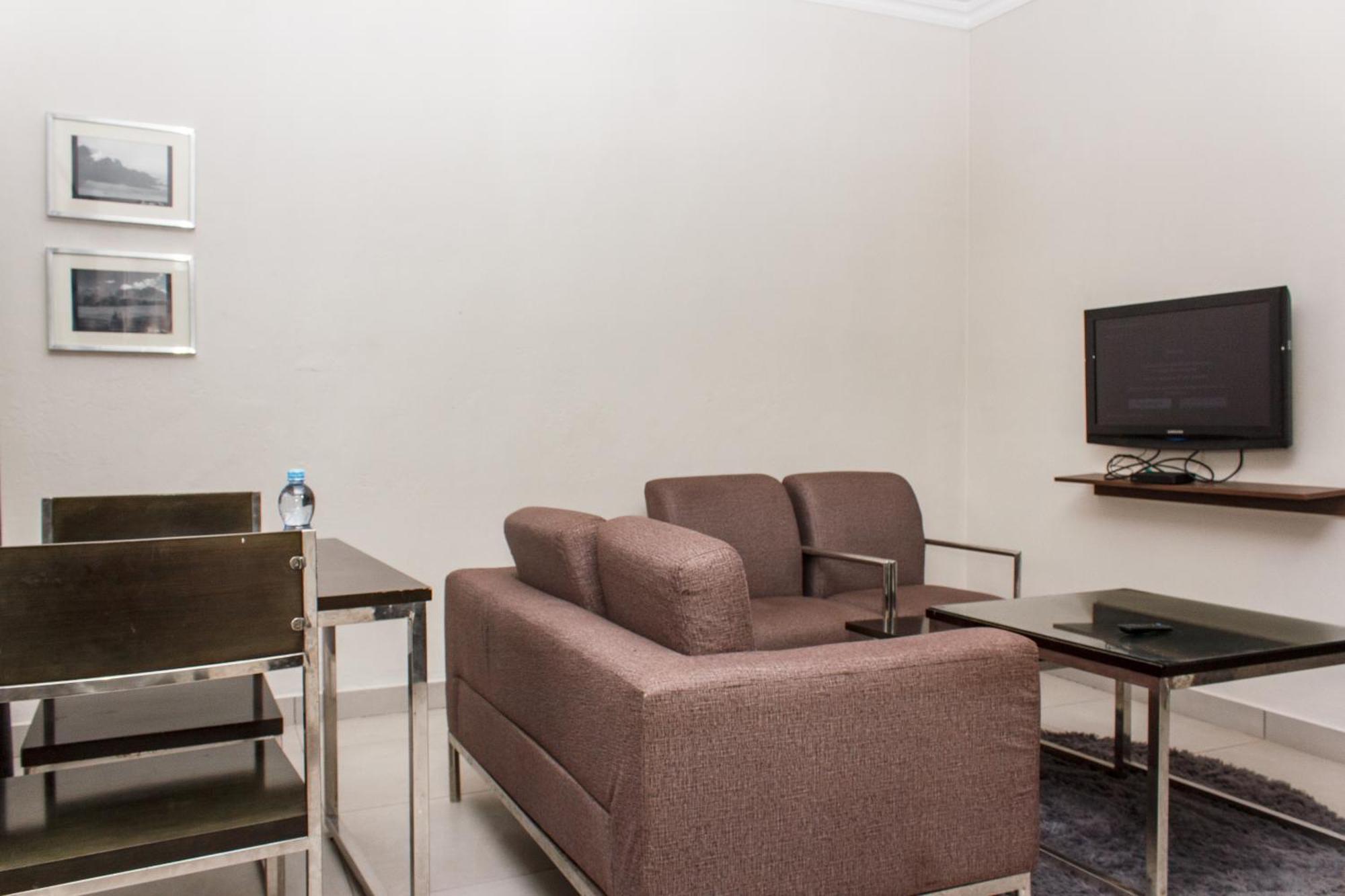 Cedar Place Limited แบลนไทร์ ภายนอก รูปภาพ