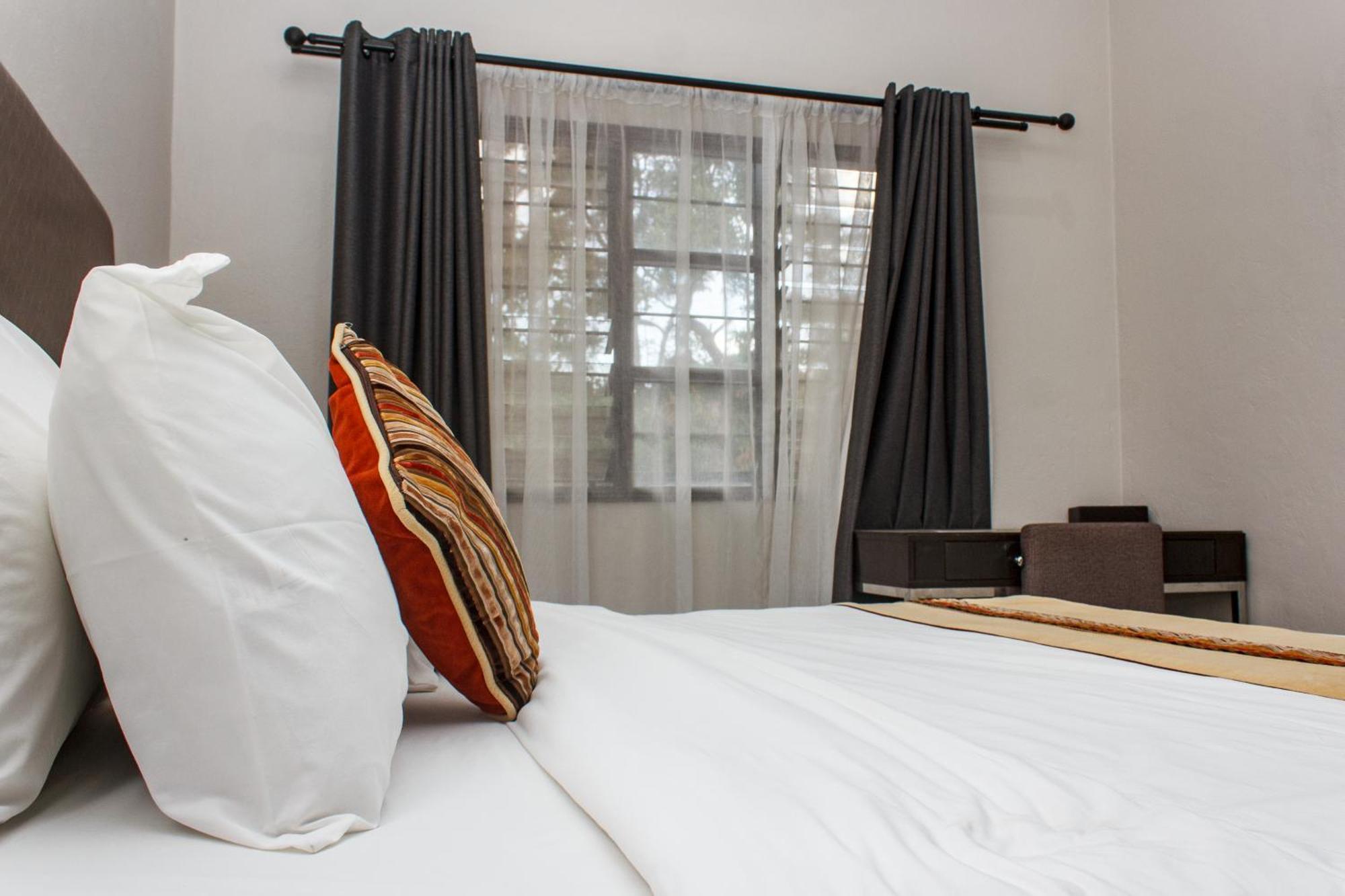 Cedar Place Limited แบลนไทร์ ภายนอก รูปภาพ